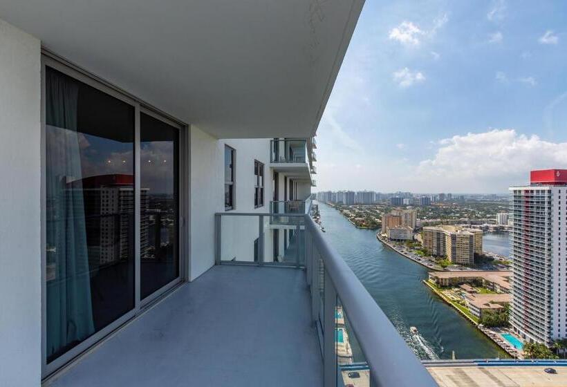 2 Bedroom Apartment with Views, Amazing Apartments At H Beach House