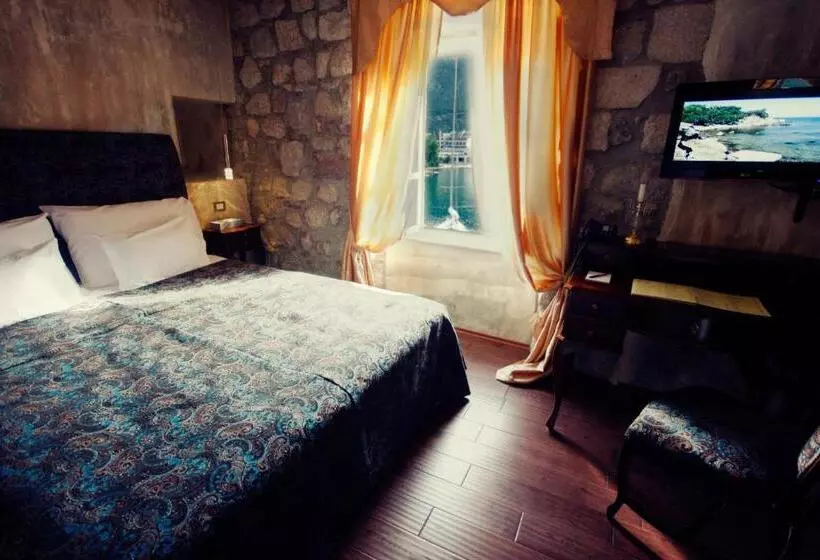 سوییت جونیور با چشم‌انداز دریا, Boutique Hotel Astoria