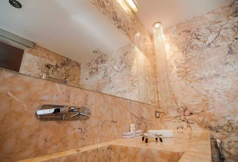 سوییت جونیور با چشم‌انداز دریا, Boutique Hotel Astoria