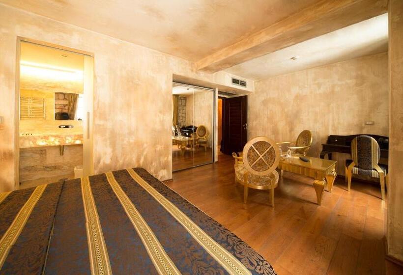 سوییت جونیور با چشم‌انداز دریا, Boutique Hotel Astoria