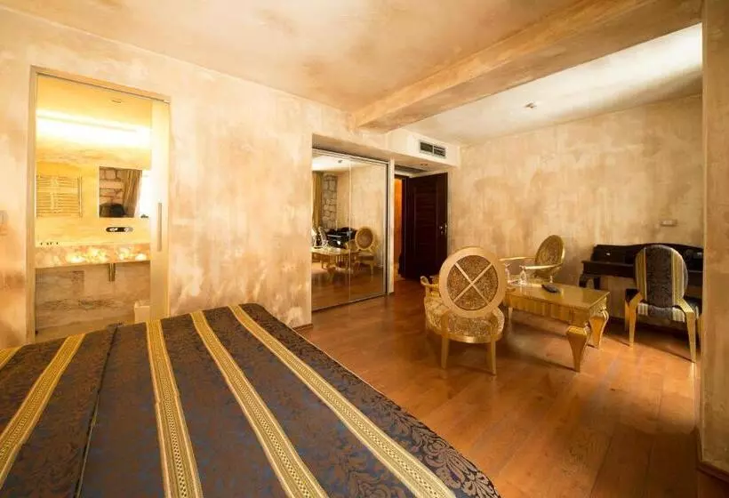 سوییت جونیور با چشم‌انداز دریا, Boutique Hotel Astoria