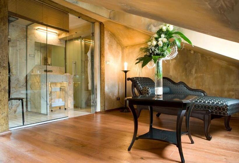 سوییت جونیور با چشم‌انداز دریا, Boutique Hotel Astoria