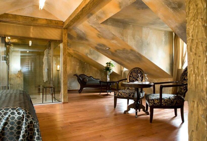 سوییت جونیور با چشم‌انداز دریا, Boutique Hotel Astoria