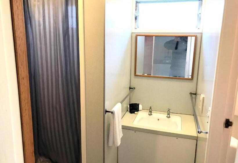 חדר משפחתי, Greenview Motel