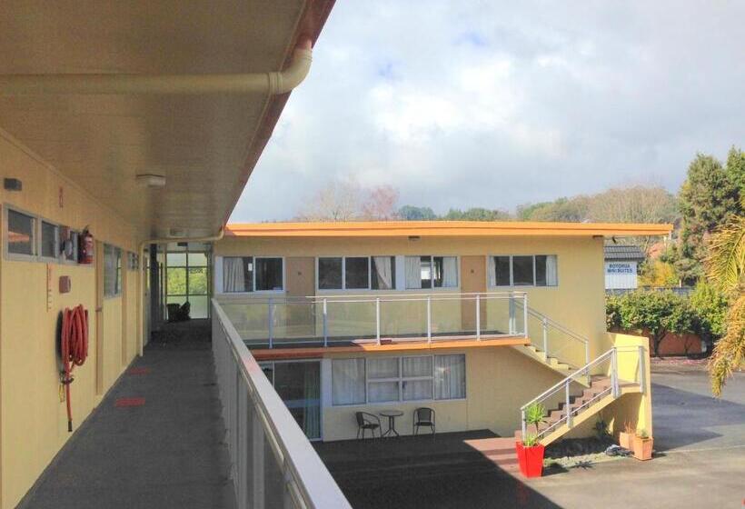 חדר משפחתי, Greenview Motel