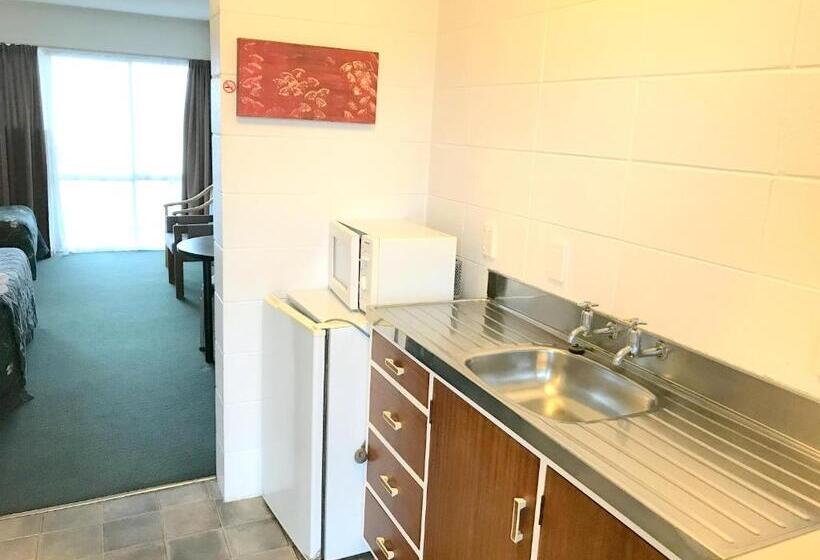 סטודיו קלאסי, Greenview Motel