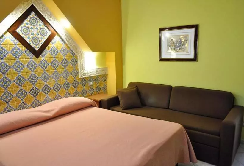 اتاق استاندارد سه تخته با بالکن, Al Tair