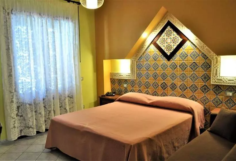 اتاق استاندارد سه تخته با بالکن, Al Tair