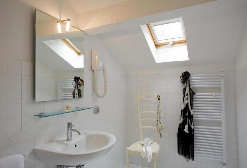 Quarto Triplo Standart, Art Hotel Al Fagiano