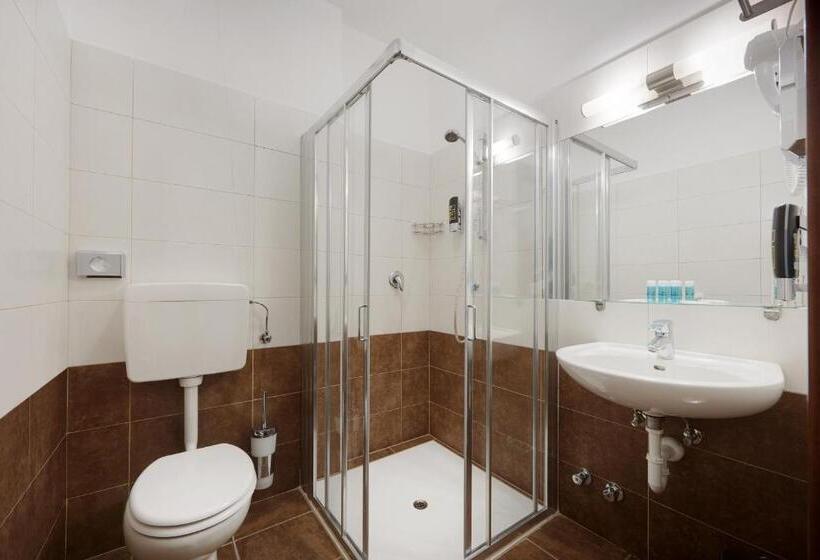 اتاق استاندارد سه نفره, Asterix