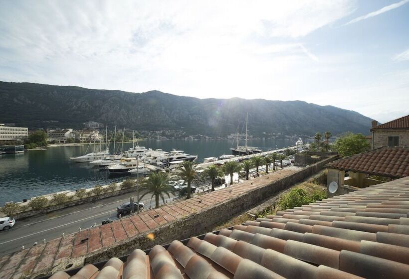 سوییت جونیور با چشم‌انداز دریا, Boutique Hotel Astoria