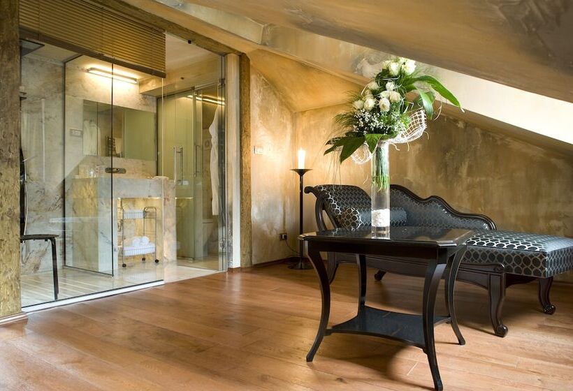 سوییت جونیور با چشم‌انداز دریا, Boutique Hotel Astoria