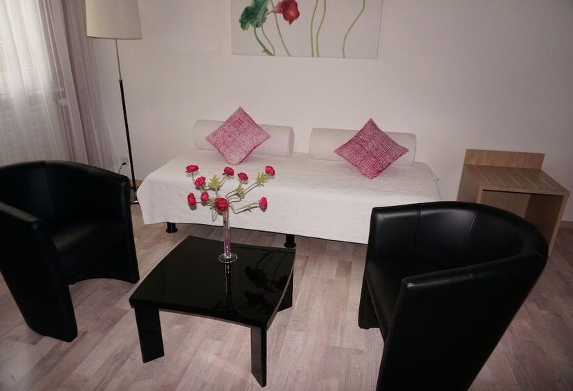 Полулюкс, De La Vieille Tour