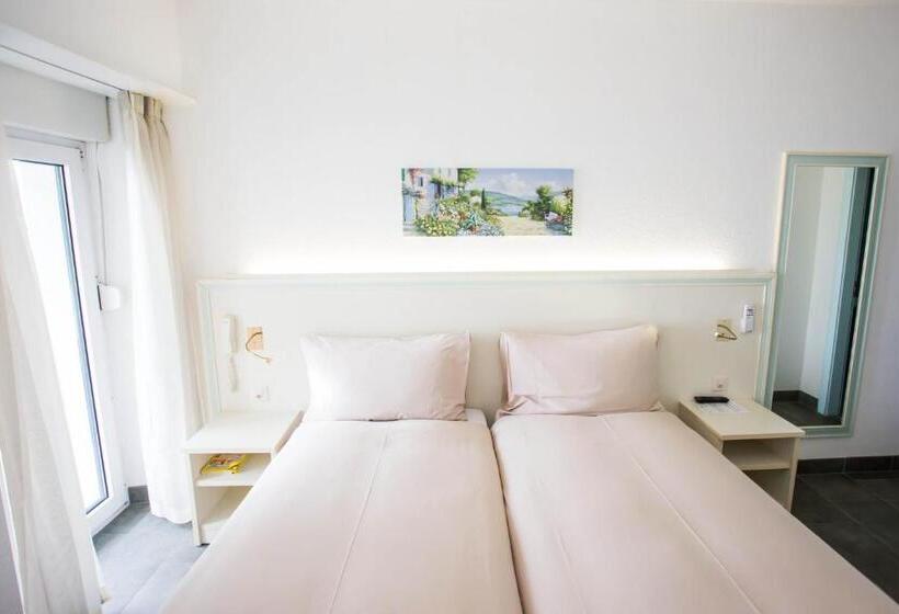 Номер Стандарт, Hôtel Du Port