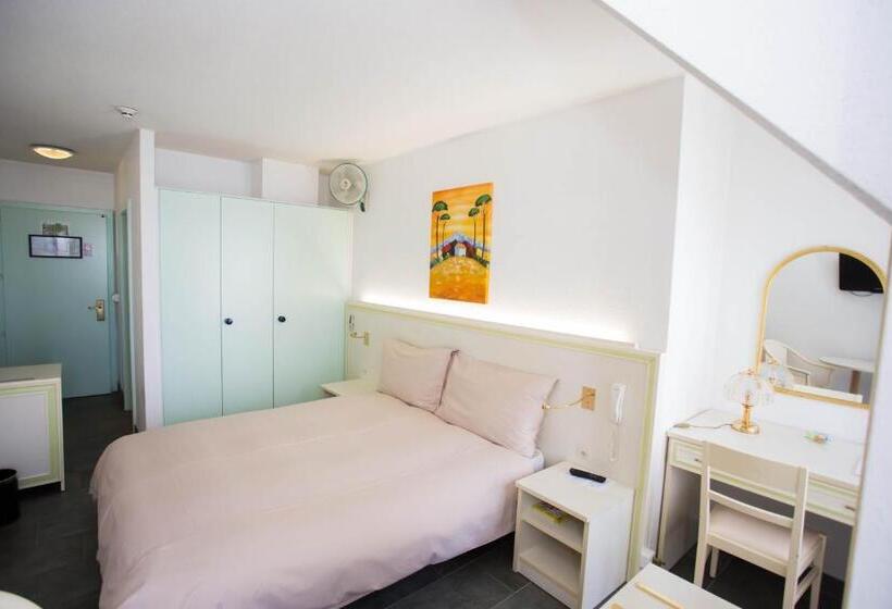 Номер Стандарт, Hôtel Du Port