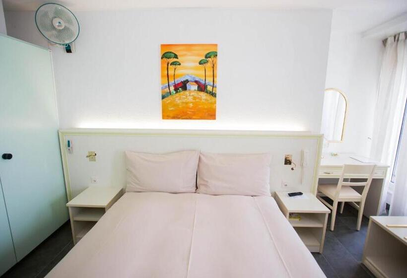 Номер Стандарт, Hôtel Du Port