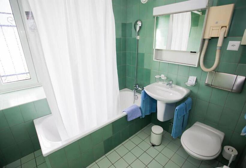 Семейный Номер, Hôtel Du Port