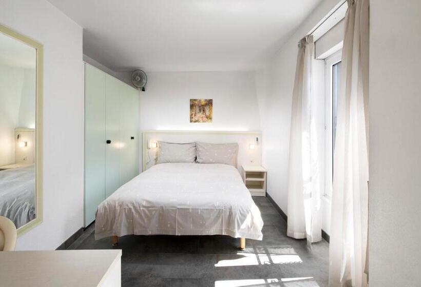 Номер Стандарт, Hôtel Du Port