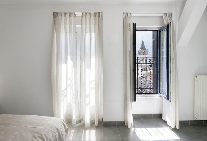 Семейный Номер, Hôtel Du Port