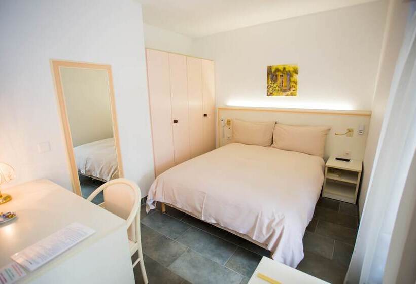 Номер Стандарт, Hôtel Du Port