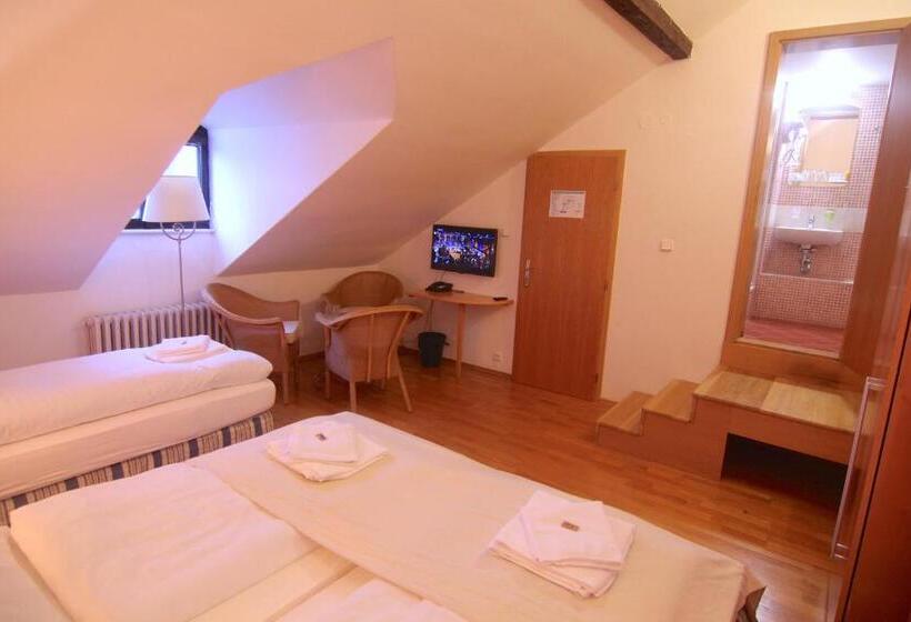 スタンダードトリプルルーム, Klika