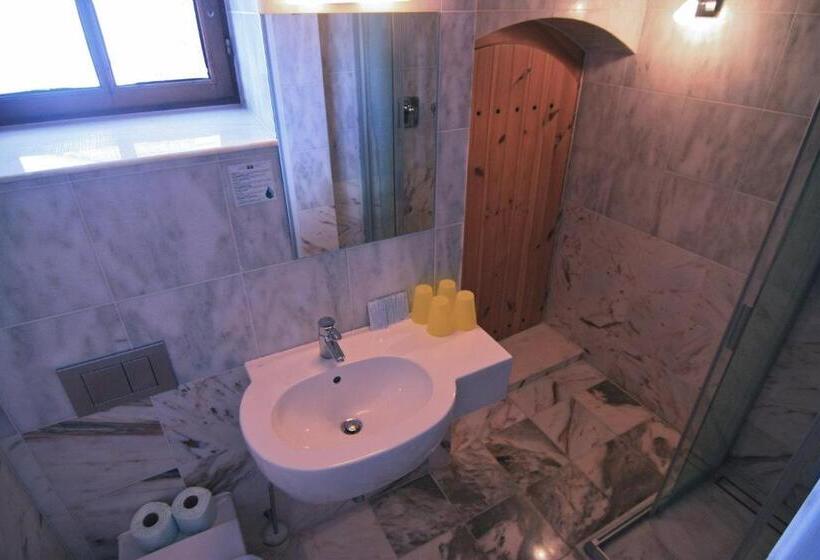 スタンダードトリプルルーム, Klika