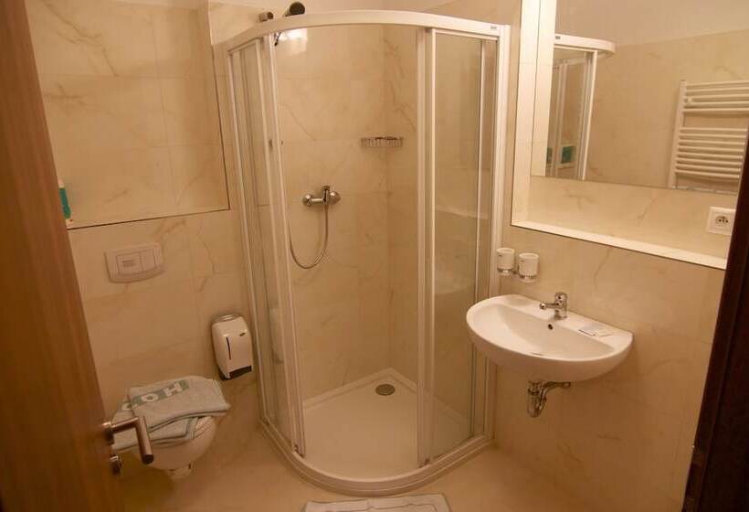 スタンダードトリプルルーム, Klika