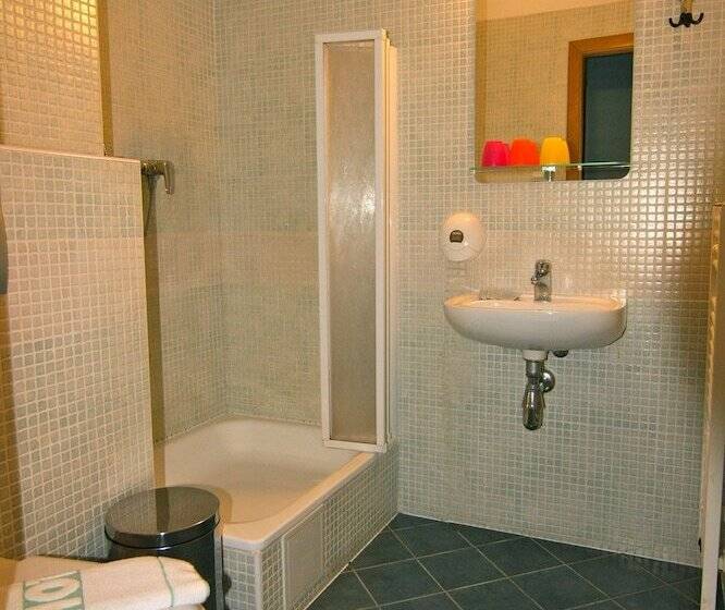 スタンダードトリプルルーム, Klika