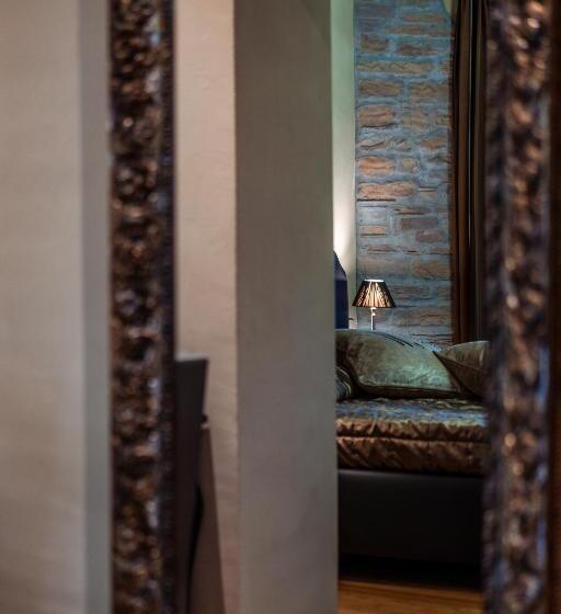 جناح جونيور, La Locanda Del Conte Mameli