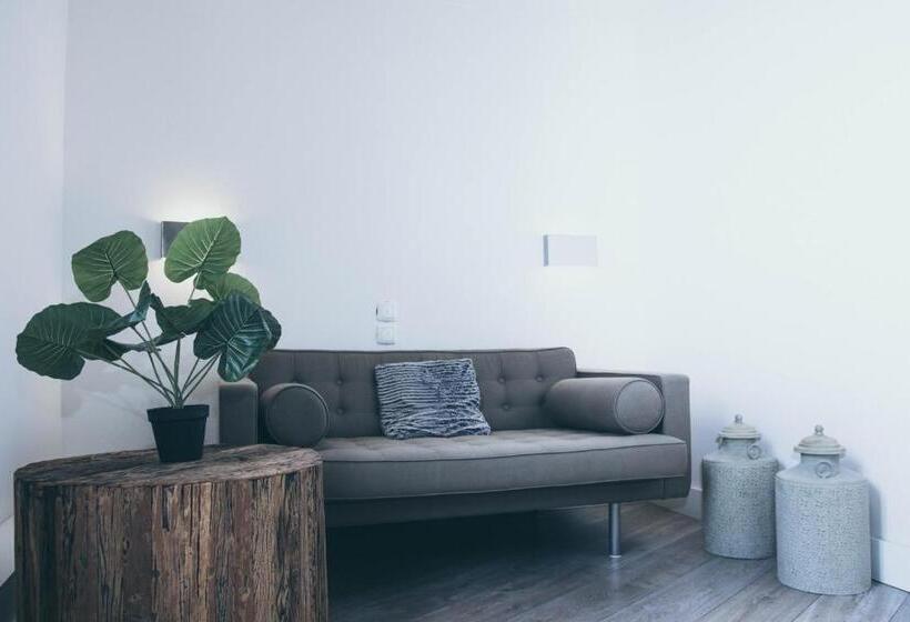 标准工作室, Le Virage Bistro En