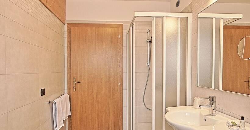 חדר קלאסי לשלושה, Olimpionico