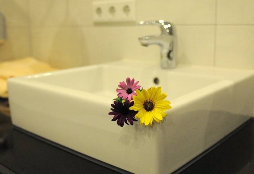 标准单人间, Restaurant Doppeladler