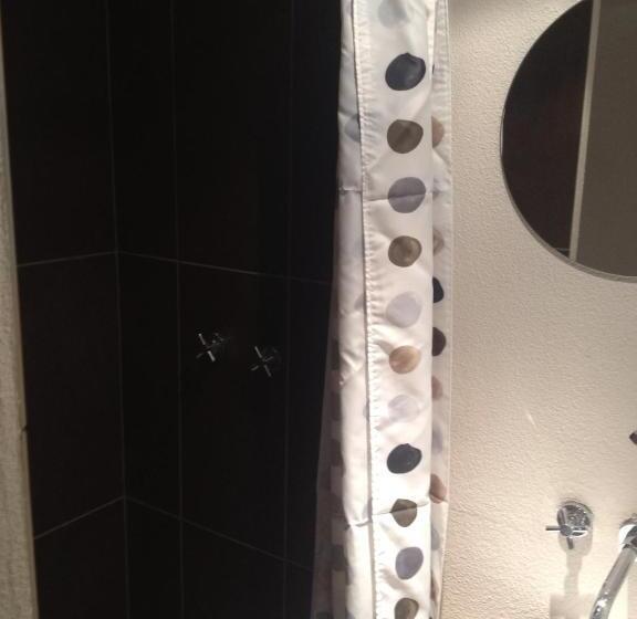 غرفة عائلية, Restaurant La Frégate