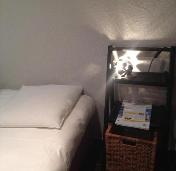 غرفة عائلية, Restaurant La Frégate