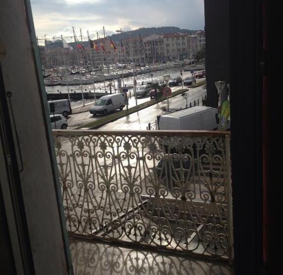 غرفة عائلية, Restaurant La Frégate