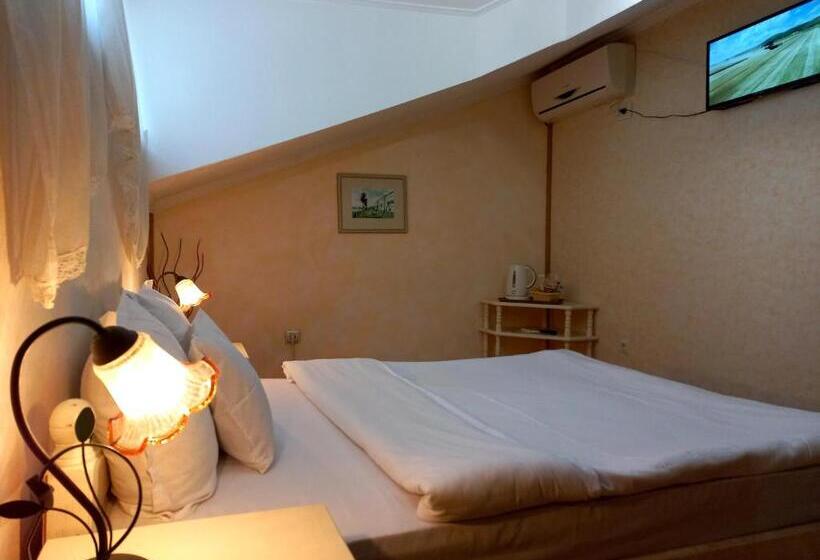 标准三人间, Tarnava