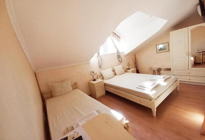 标准三人间, Tarnava