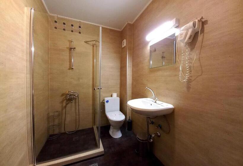 标准三人间, Tarnava