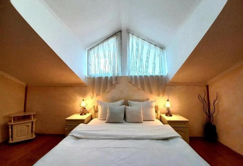 标准三人间, Tarnava