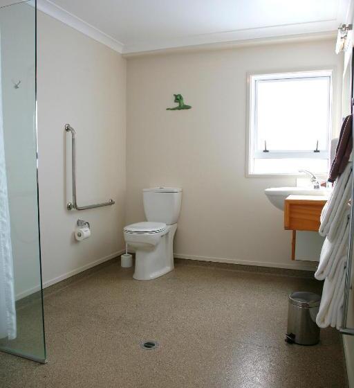 סטודיו אקזקיוטיב, Touchwood Motor Lodge