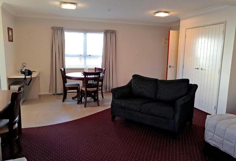 סטודיו אקזקיוטיב, Touchwood Motor Lodge