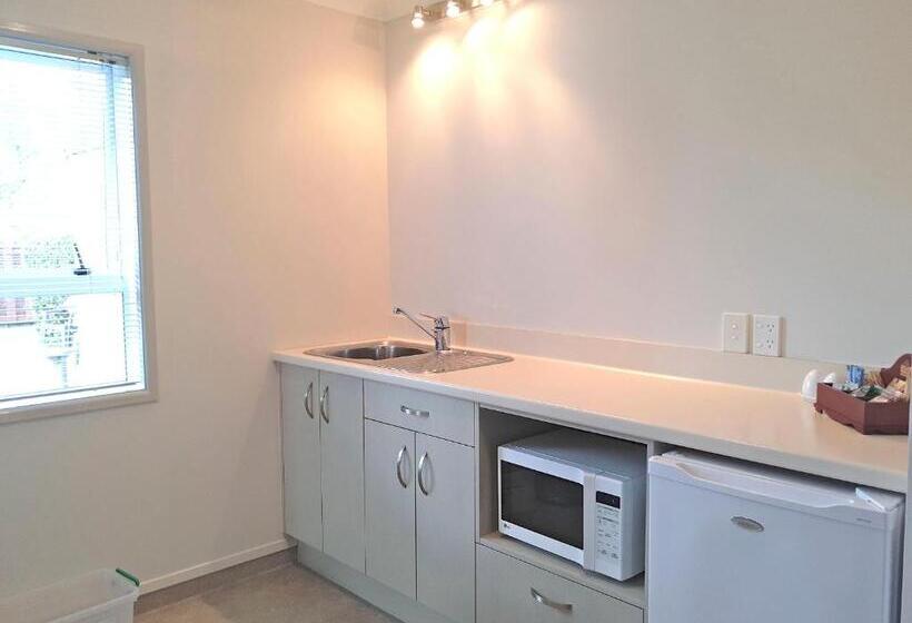 סטודיו אקזקיוטיב, Touchwood Motor Lodge