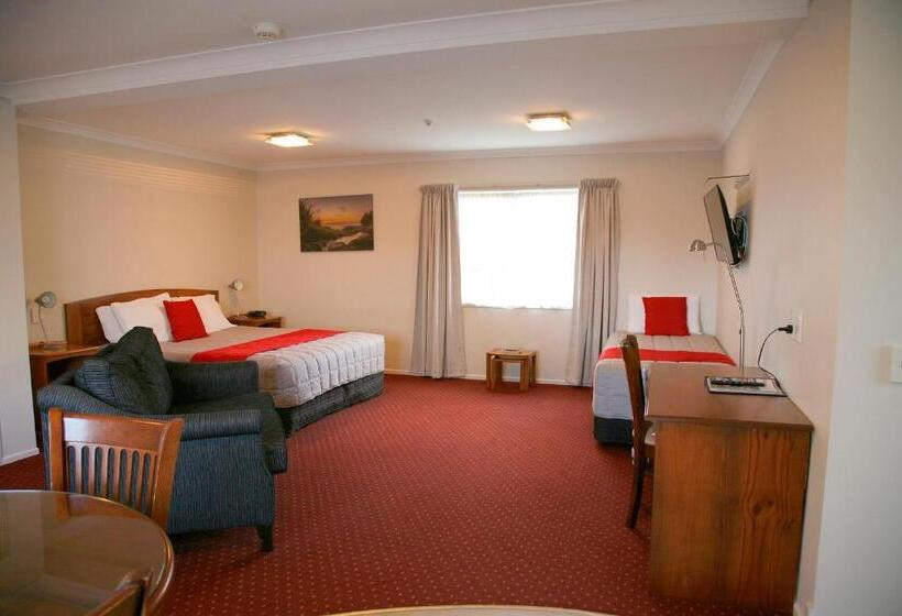 סטודיו אקזקיוטיב, Touchwood Motor Lodge