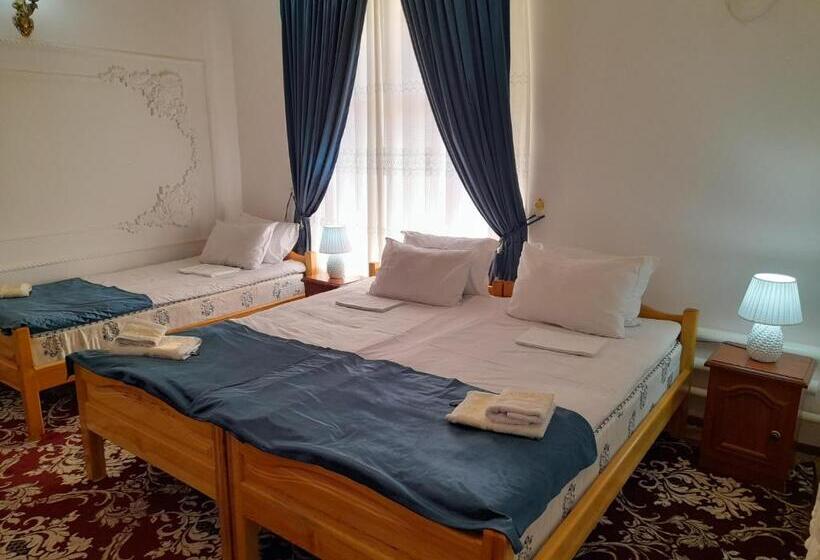 اتاق لوکس سه تخته, Boutique Hotel Parvina