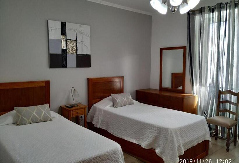 标准三人间, Hospedaria Isaias