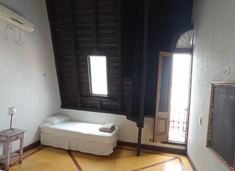 اتاق استاندارد با بالکن, Parla Hostel