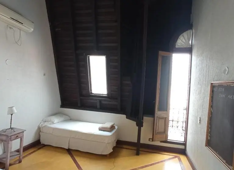اتاق استاندارد با بالکن, Parla Hostel