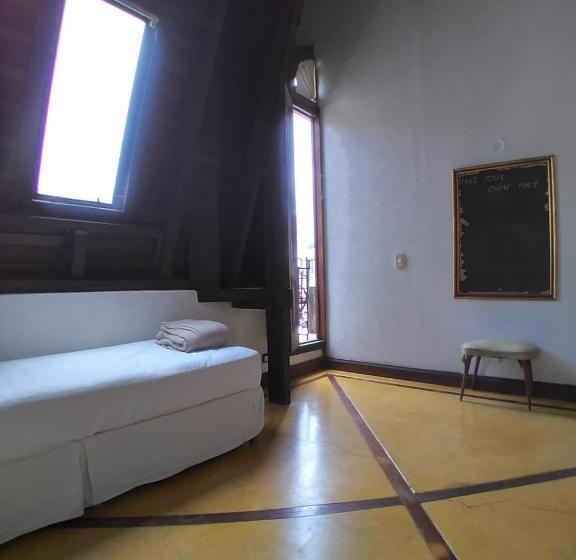 اتاق استاندارد با بالکن, Parla Hostel