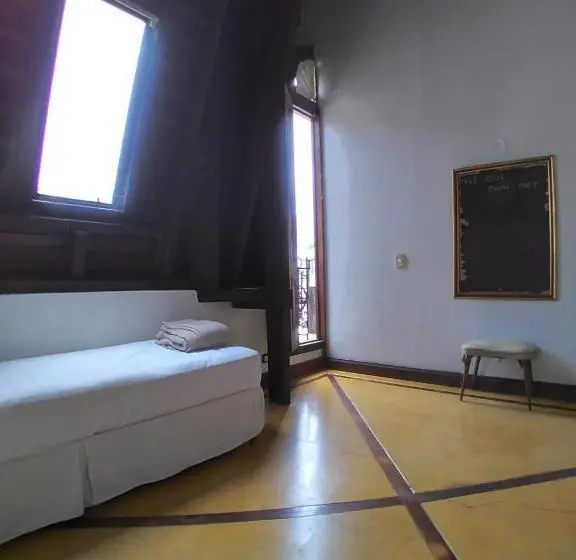 اتاق استاندارد با بالکن, Parla Hostel