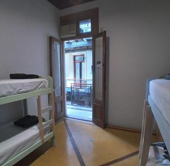 تختخواب در اتاق مشترک, Parla Hostel